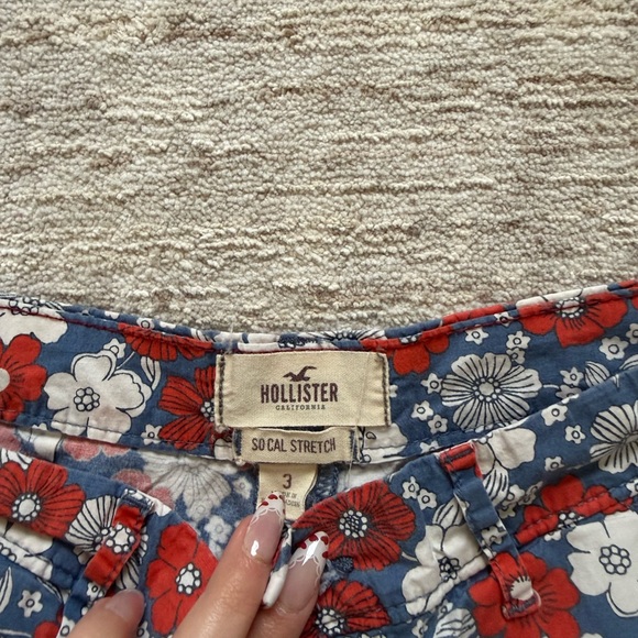 Hollister Floral Denim Low Rise Shorts (Size 3) - Picture 5 of 6
